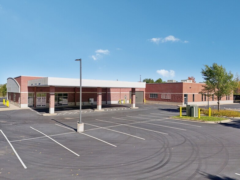 More Photos Of 3442 S 103rd St, Milwaukee Showroom For Sale