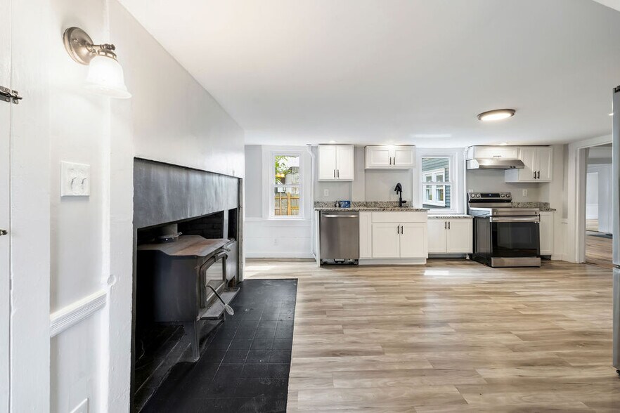 More Photos Of 3 Portsmouth Ave, Exeter General Retail For Sale