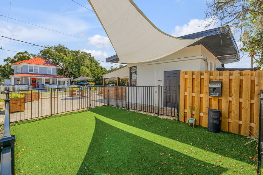 More Photos Of 218 N Orange St, New Smyrna Beach Freestanding For Sale