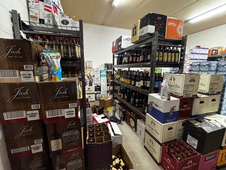 More Photos Of 529 Iris Dr, Sterling General Retail For Sale