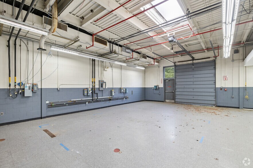 More Photos Of 92 Deerfield Rd, Windsor Unknown For Lease