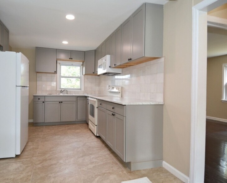 More Photos Of 24 Broad St, Three Bridges Freestanding For Sale