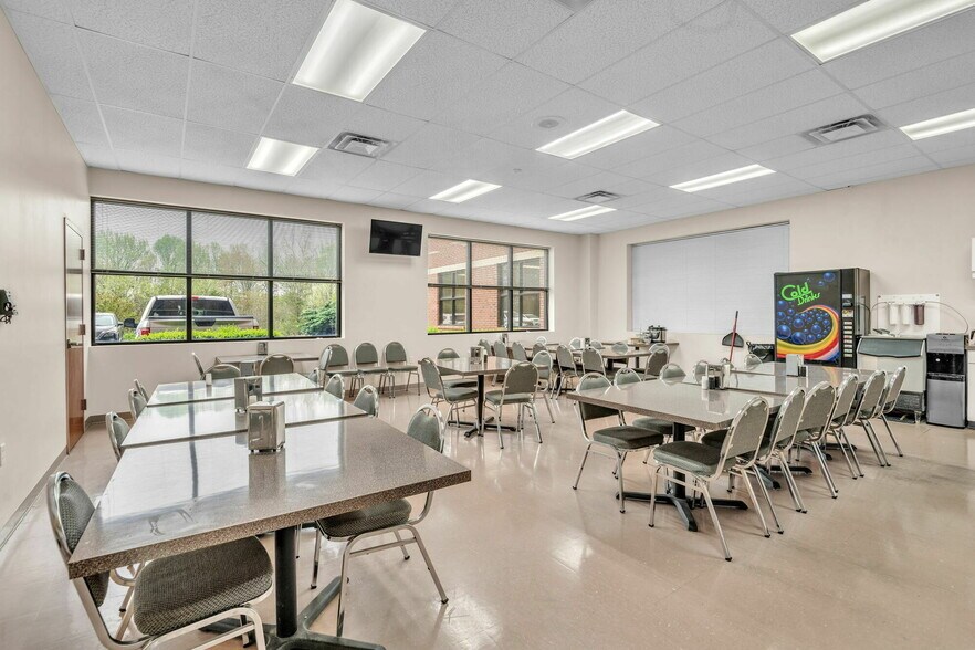 More Photos Of 2010 Castaic Ln, Knoxville Office For Sale