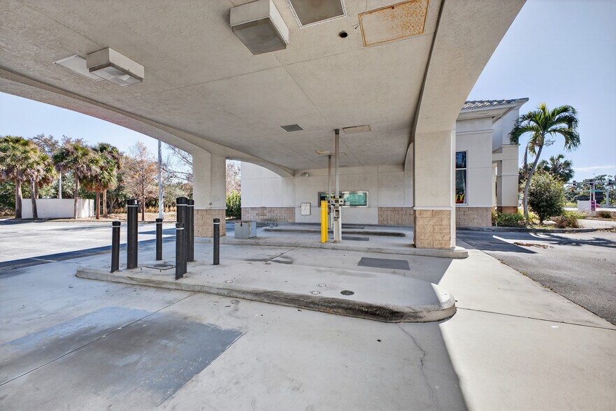 More Photos Of 18031 S Tamiami Trl, Fort Myers Bank For Lease