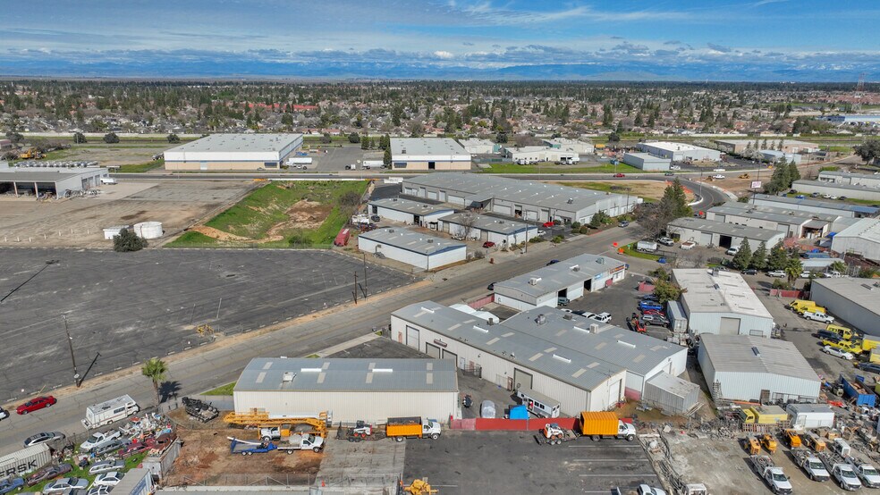 More Photos Of 5753-5755 W Barstow Ave, Fresno Warehouse For Lease