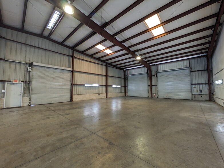 More Photos Of 3221 59th Dr E, Bradenton Warehouse For Lease