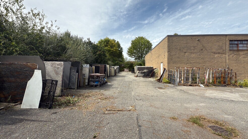 More Photos Of 65 Davids Dr, Hauppauge Manufacturing For Lease