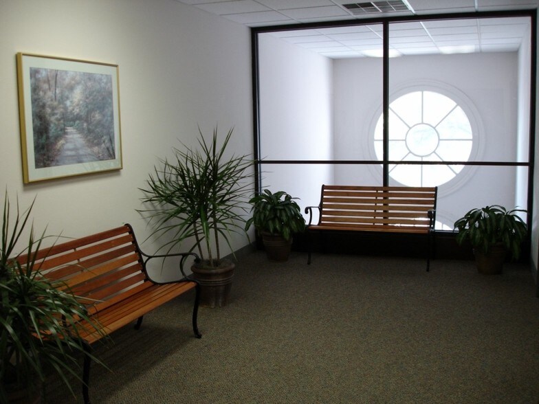 More Photos Of 1636 N Hampton Rd, DeSoto Office For Lease