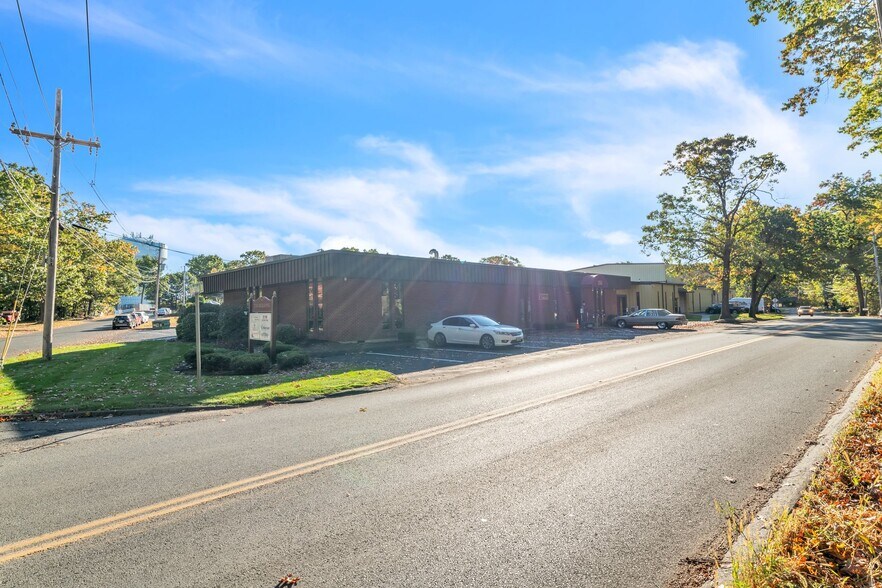 More Photos Of 250 Old Lyman Rd, South Hadley Light Manufacturing For Lease