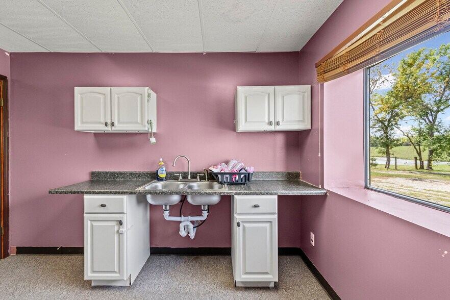 More Photos Of 3160 W Arrow St, Marshall Flex For Sale