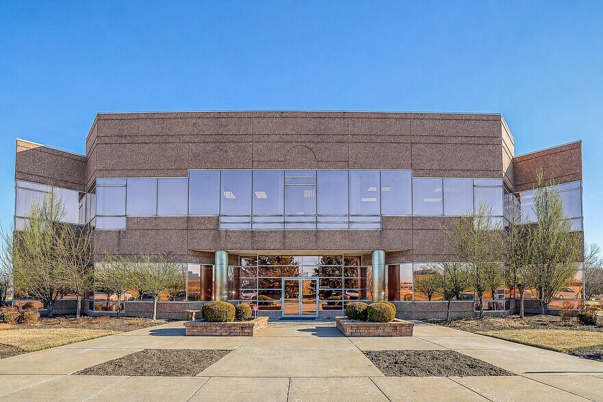 More Photos Of 10502 NW Ambassador Dr, Kansas City Office For Lease