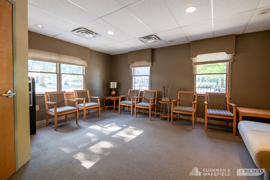 More Photos Of 5555 Mayfield Rd, Cleveland Office For Sale