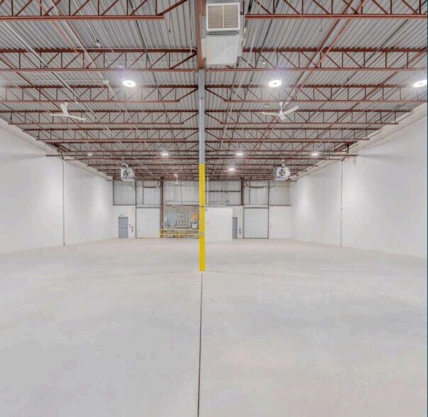 More Photos Of 3370-3418 Boul Industriel, Laval Light Distribution For Lease