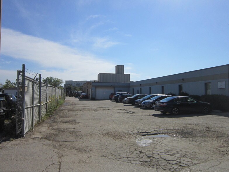 More Photos Of 825 Seegers Rd, Des Plaines Warehouse For Sale