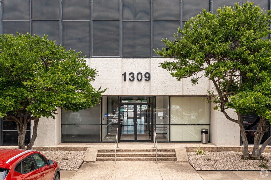 More Photos Of 1309 W 15th St, Plano Office For Lease
