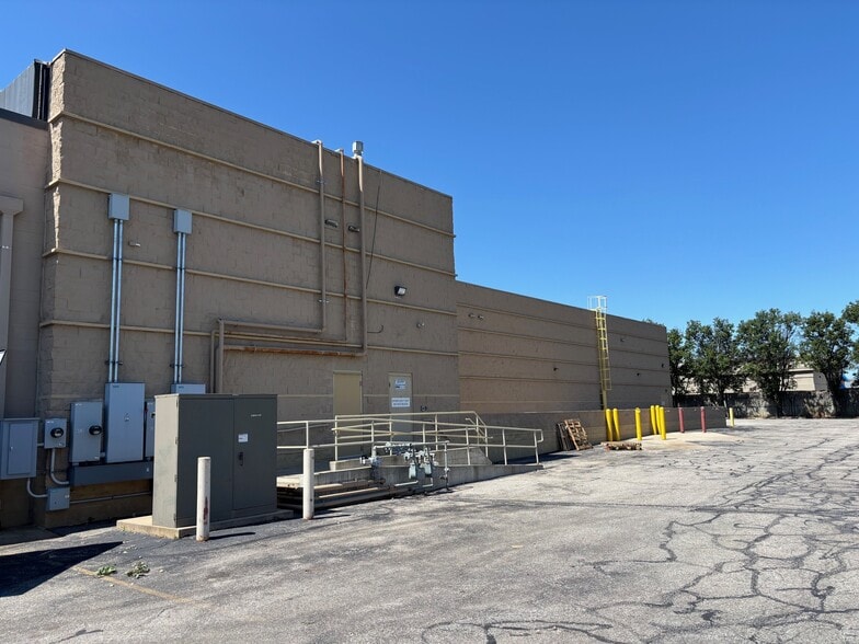 More Photos Of 6920-6930 W Kellogg Dr, Wichita Freestanding For Lease