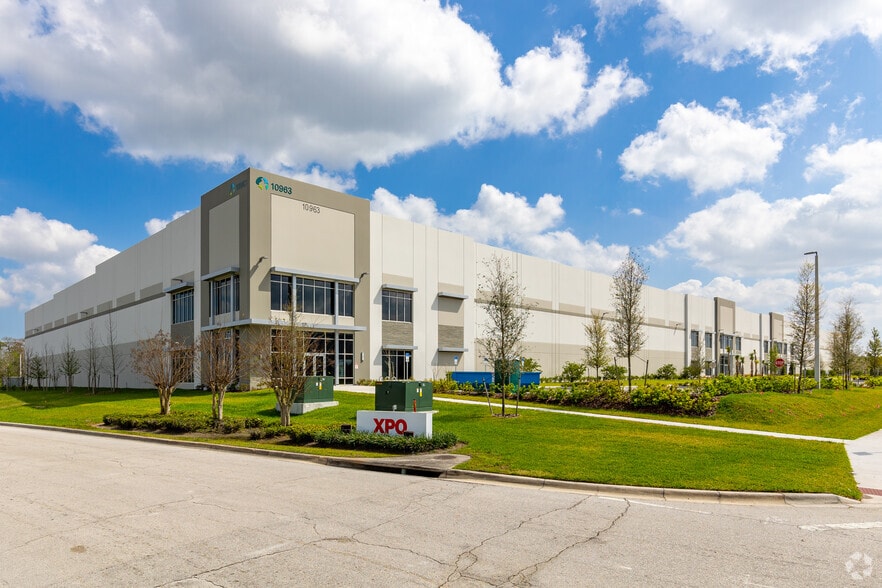 More Photos Of 10963 Florida Crown Dr, Orlando Distribution For Lease