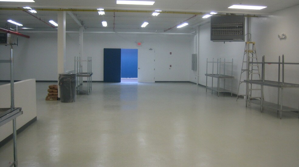 More Photos Of 3501 W Howard St, Skokie Flex For Lease