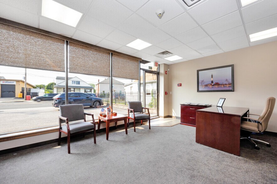 More Photos Of 245-249 W Montauk Hwy, Lindenhurst Office For Lease