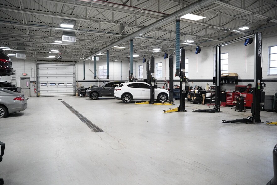More Photos Of 60 Rockwood Pl, Englewood Auto Dealership For Lease