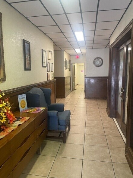 More Photos Of 1815 Crystal Lake Dr, Lakeland Office For Lease