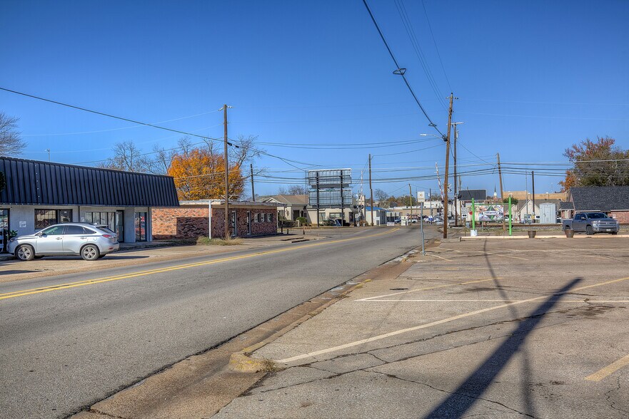 More Photos Of 400 Gilmer St, Sulphur Springs Storefront For Lease