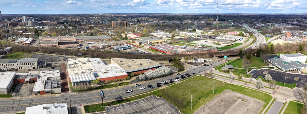More Photos Of 301 E Sample St, South Bend Service For Lease