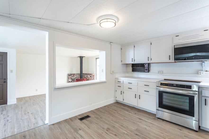 More Photos Of 37087 Main St, Burney Showroom For Sale