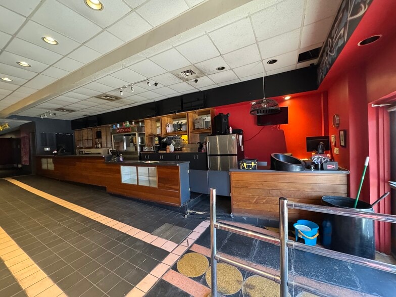 More Photos Of 6738-6746 N Sheridan Rd, Chicago General Retail For Lease