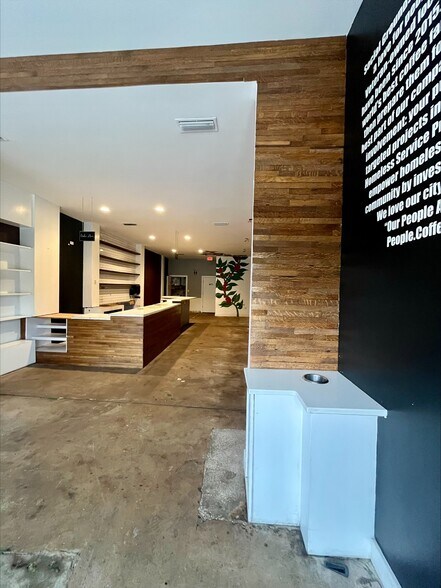 More Photos Of 1700-1712 N Main St, Jacksonville Storefront Retail Residential For Lease