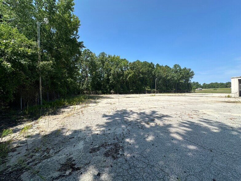 More Photos Of 902 S Eastern Blvd, Fayetteville Truck Terminal For Lease