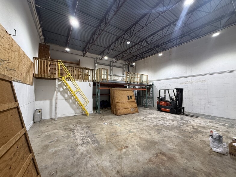 More Photos Of 12350-12360 Wiles Rd, Coral Springs Warehouse For Lease