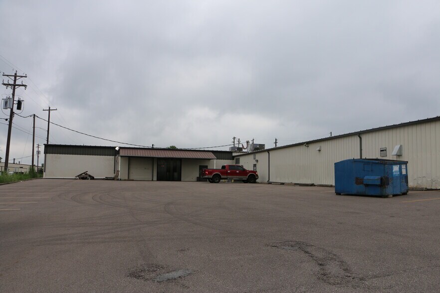 More Photos Of 455 Klutey Park Plaza Dr, Henderson Light Distribution For Sale