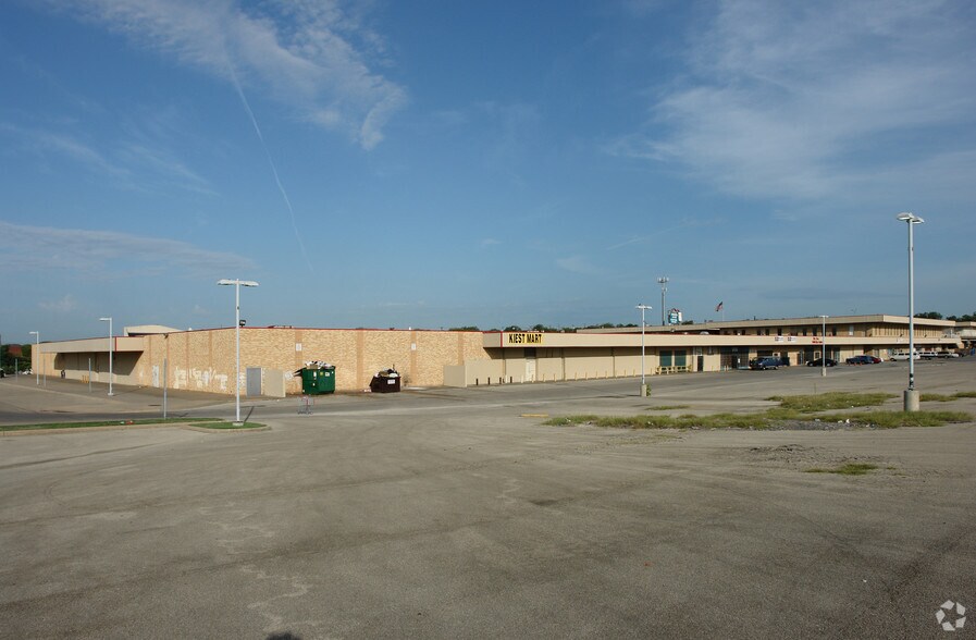 More Photos Of 3200 S Lancaster Rd, Dallas General Retail For Lease