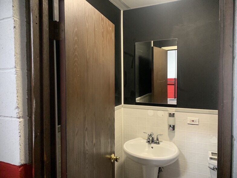 More Photos Of 13901-13909 Kostner St, Crestwood Warehouse For Sale