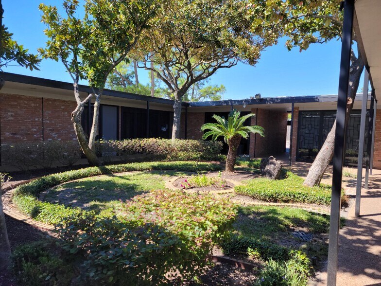 More Photos Of 4910 Willowbend Blvd, Houston Office Residential For Lease