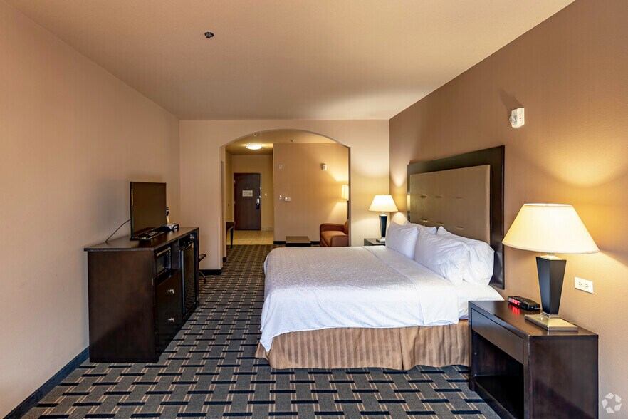 More Photos Of 2199 US 59, Beeville Hotel For Sale