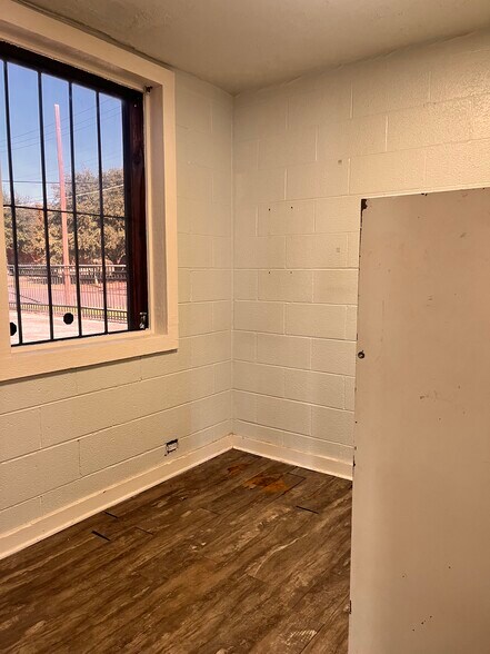 More Photos Of 4921 Ross Ave, Dallas Auto Dealership For Lease