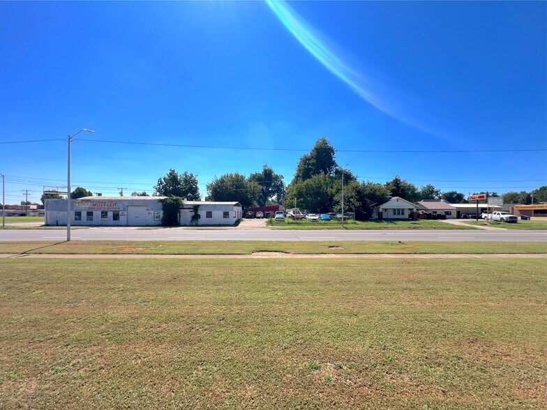 More Photos Of 127 N 9th St, Chickasha Auto Repair For Sale
