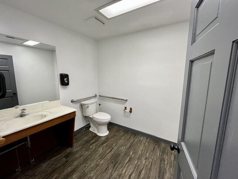 More Photos Of 1759 E Elm St, Springfield Office For Lease