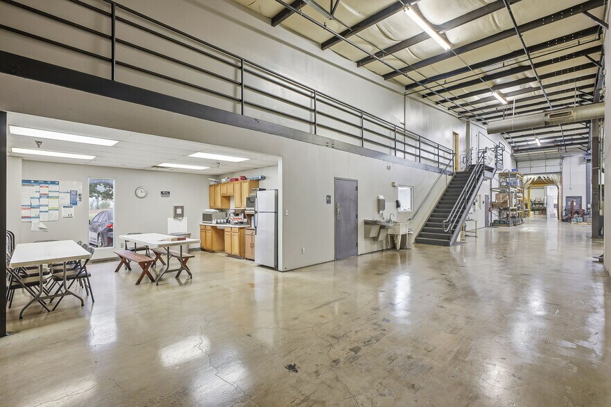 More Photos Of 315 N Park Dr, San Antonio Warehouse For Sale