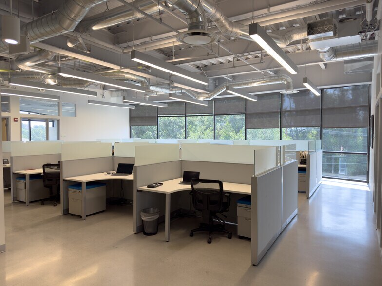 More Photos Of 7440 S Creek Rd, Sandy Office For Lease