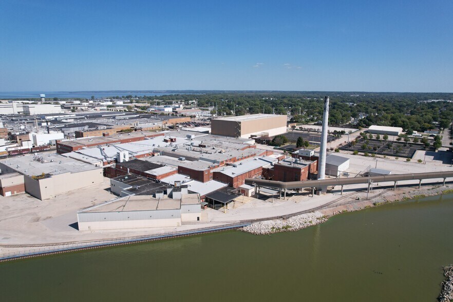 More Photos Of 500 Day St, Green Bay Manufacturing For Sale