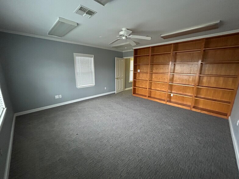 More Photos Of 2003 E US Highway 84, Palestine Office For Sale