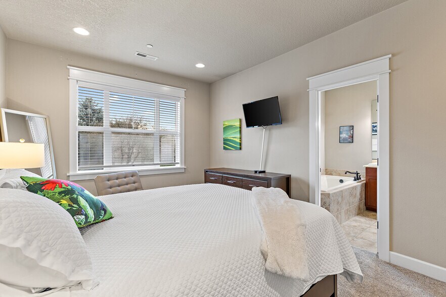 More Photos Of 9414 SE Causey Ave, Happy Valley Apartments For Sale