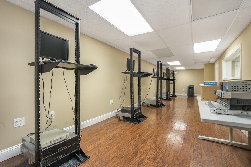 More Photos Of 23 Pawnee Ave, Rockaway Office For Sale