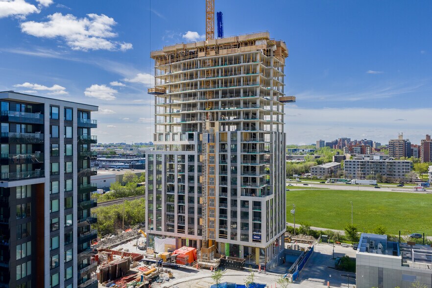 More Photos Of 2100-2220 Sauvé Rue O, Mont-Royal Apartments For Lease