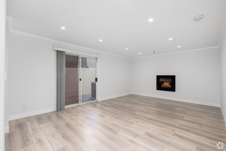 More Photos Of 6543 Franklin Ave, Hollywood Apartments For Sale