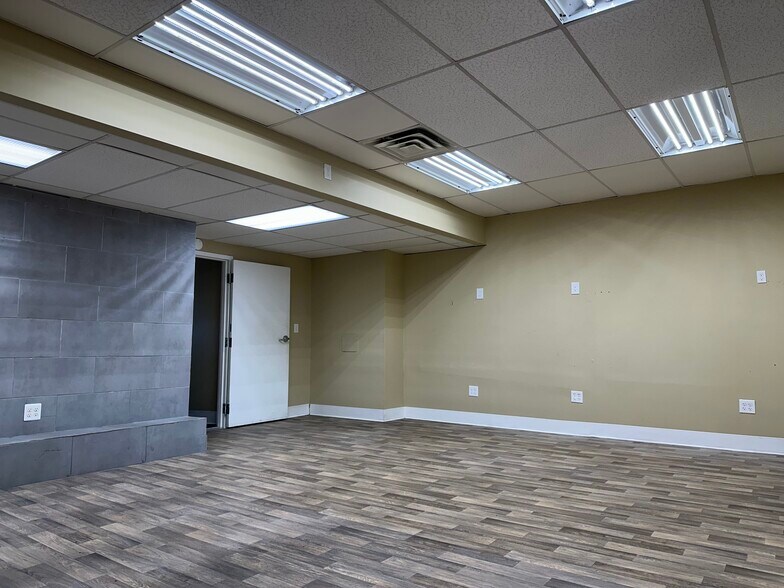 More Photos Of 733-759 Memorial Ave, West Springfield Showroom For Sale