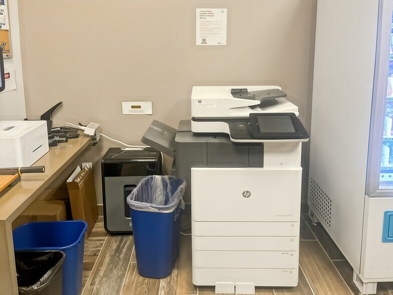 More Photos Of 125 S Wacker Dr, Chicago Coworking Space